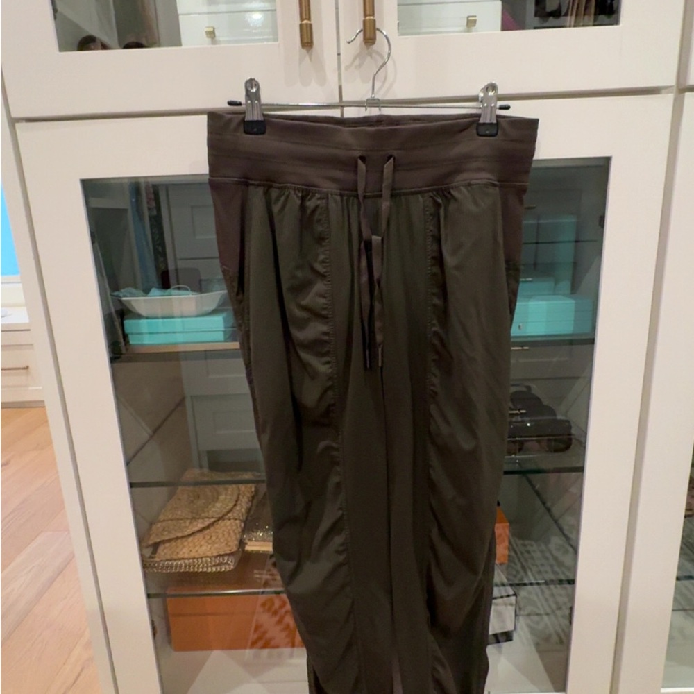 OLIVE LULULEMON DANCE JOGGERS🕺🏽